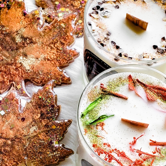 Apple Cinnamon Soy Wax Candle w/ Wood Wick and Botanicals - Picture 5 of 16